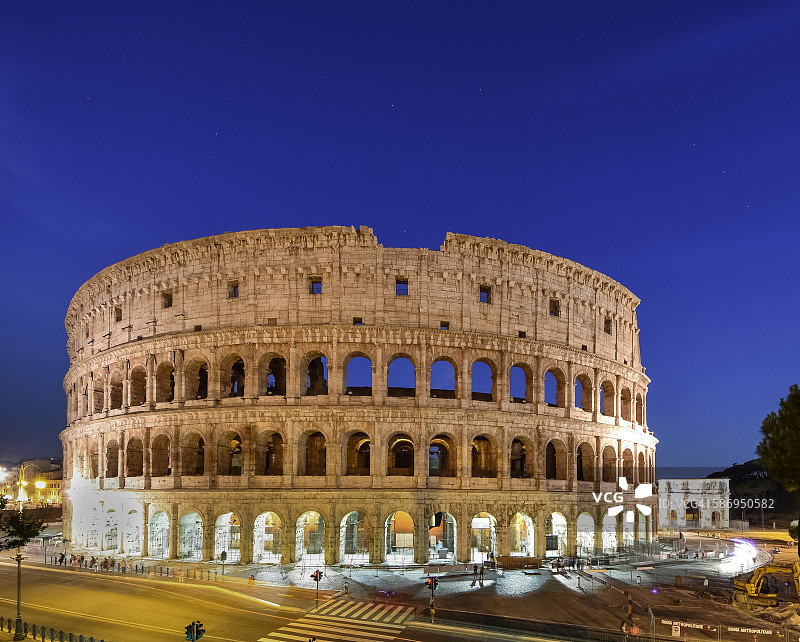 罗马斗兽场（弗拉维安圆形剧场）与君士坦丁凯旋门夜景图片素材