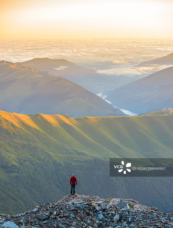 山峰上的男人图片素材