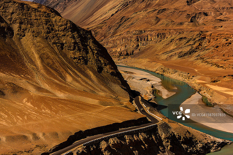 印度河穿流拉达干旱地貌图片素材