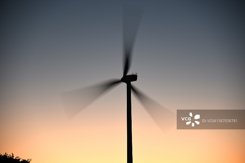 快速转动的风力涡轮机图片素材