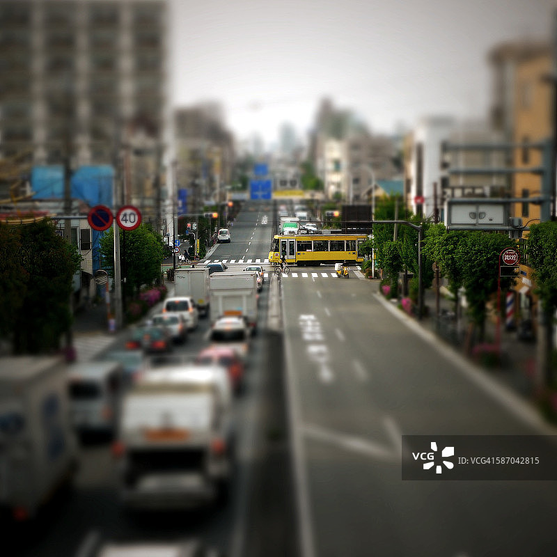 一列穿越街道的黄色火车图片素材