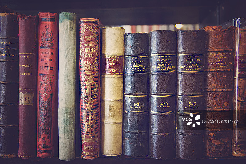 图书馆里的旧书图片素材