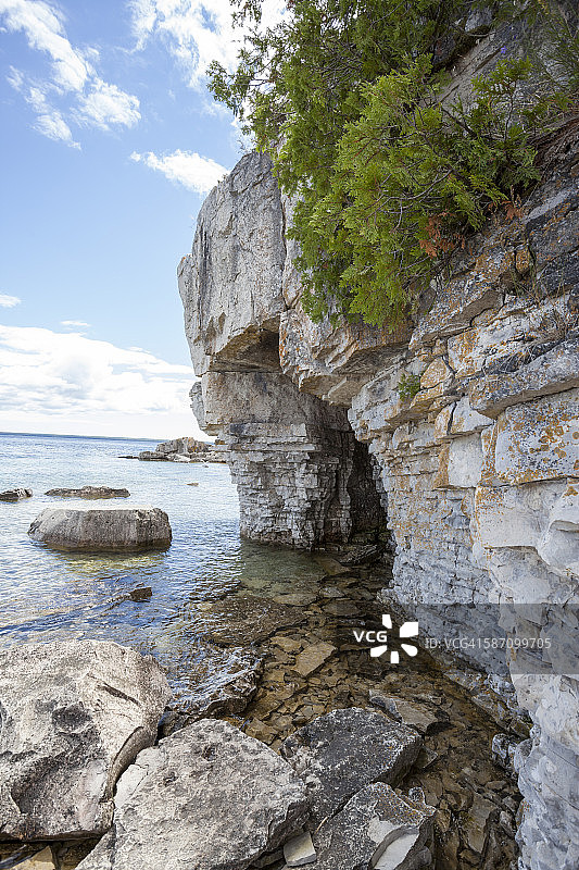 格鲁吉亚湾悬崖上的洞穴图片素材