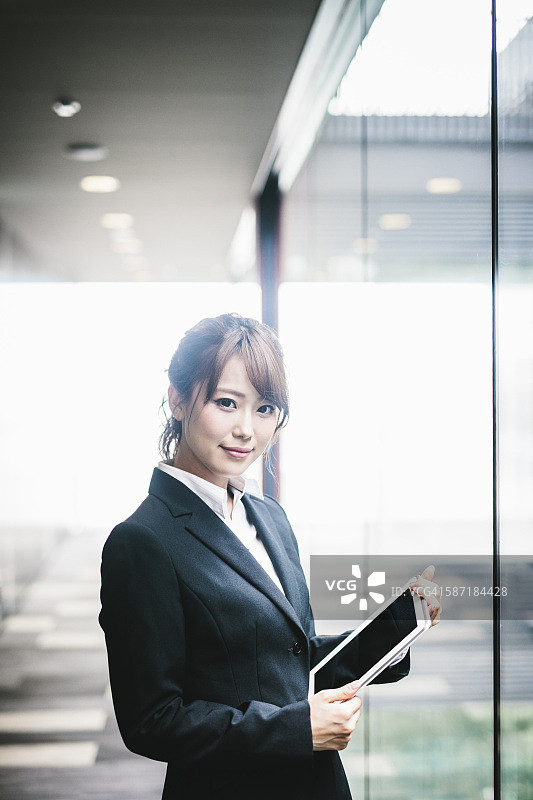 年轻的日本女商人肖像图片素材