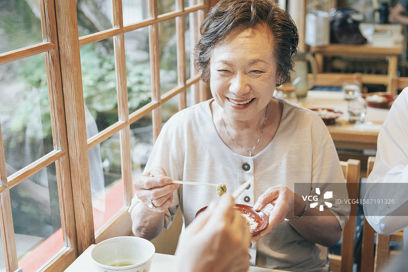 年长日本朋友在日本京都的餐厅享用甜点图片素材