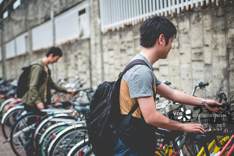 日本京都学生骑自行车通勤图片素材