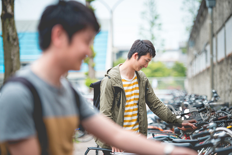 日本京都学生骑自行车通勤图片素材