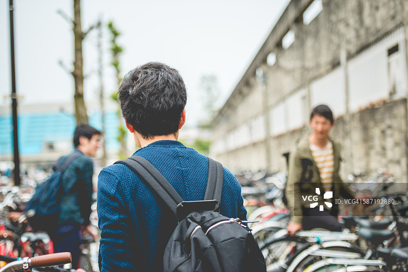 日本京都学生骑自行车通勤图片素材