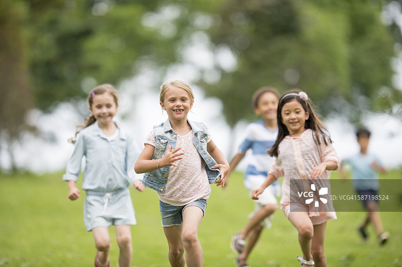 课间休息时玩捉人游戏图片素材