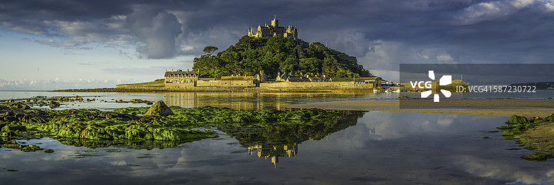 英国圣迈克尔山海洋岛屿夏季日出全景图片素材