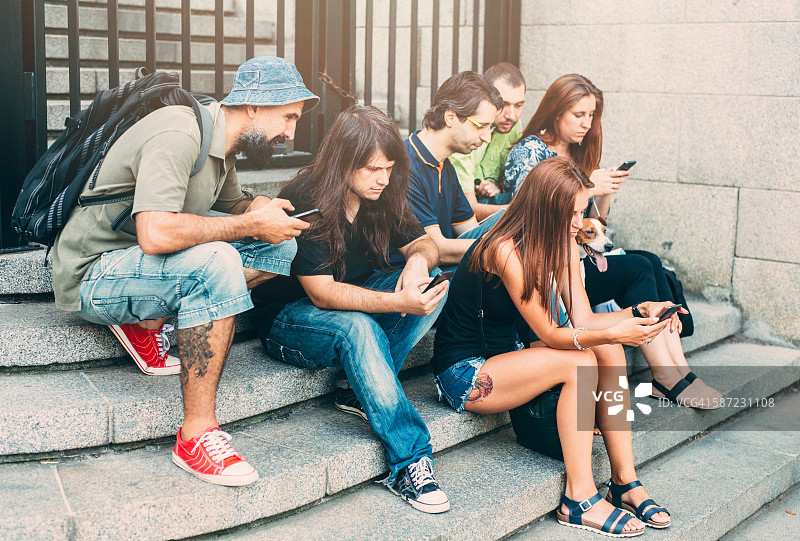 在城市里发短信图片素材