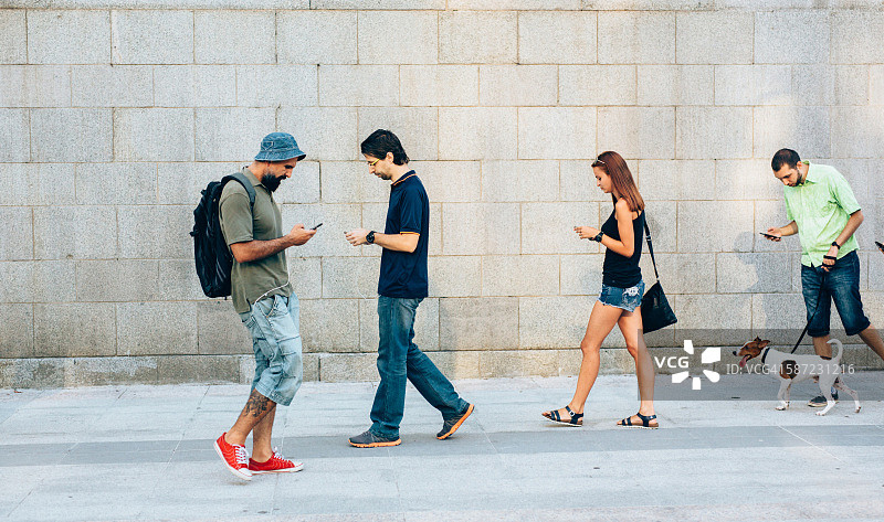 在手机上玩游戏图片素材