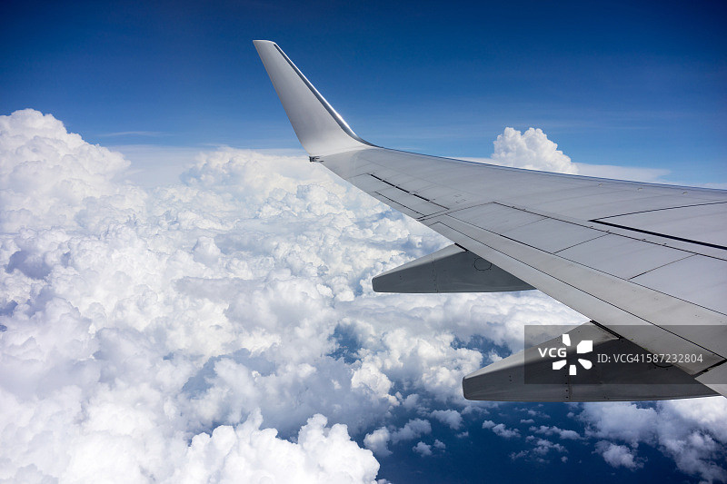 飞机舷窗外的天空航拍图片素材