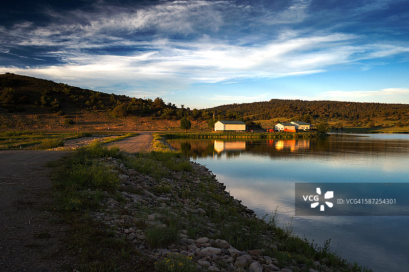 村庄里的谷仓图片素材