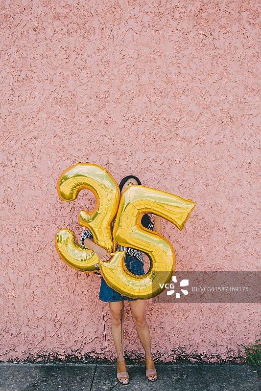 快乐的35岁图片素材