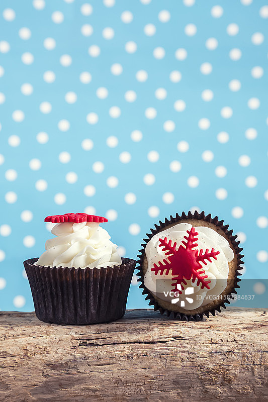 装饰过的圣诞纸杯蛋糕图片素材