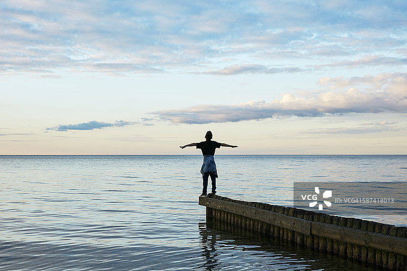 男孩在栈桥上图片素材