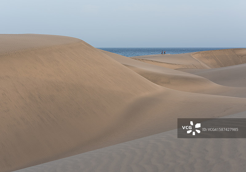 在沙丘中行走图片素材