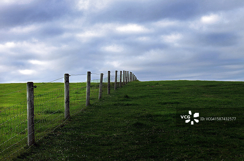 带有栅栏的田野图片素材