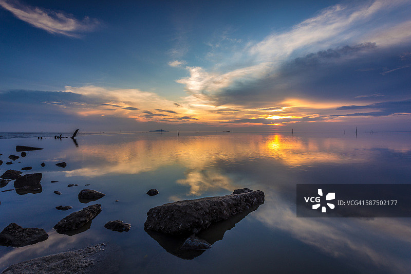 岩石海滩的日落图片素材