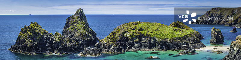 英国康沃尔凯南斯湾夏季海滩全景图片素材