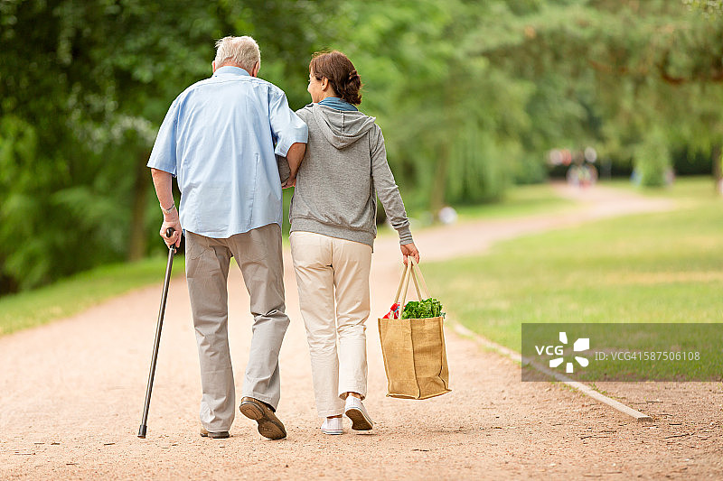 护理人员帮助老年男子购物图片素材