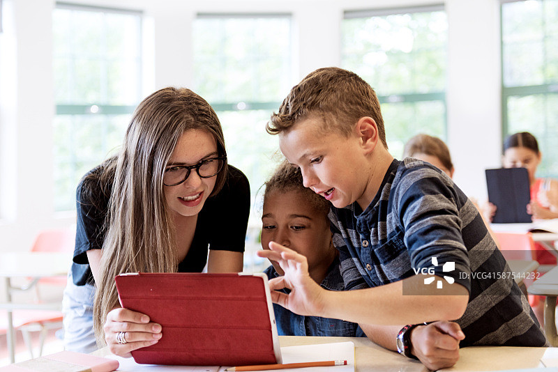 课堂上使用平板电脑的学生图片素材