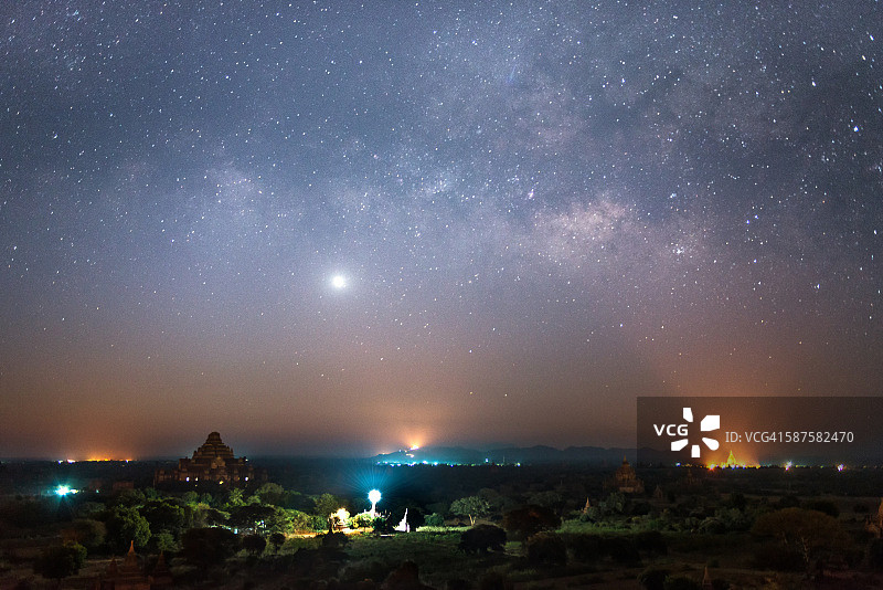 缅甸蒲甘古塔上的星空和银河图片素材