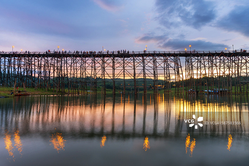 泰国北碧府桑卡拉武里老长木桥上的美丽日落景色图片素材