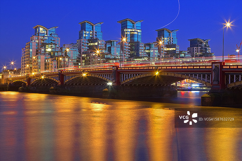 英国伦敦沃克斯豪尔桥图片素材