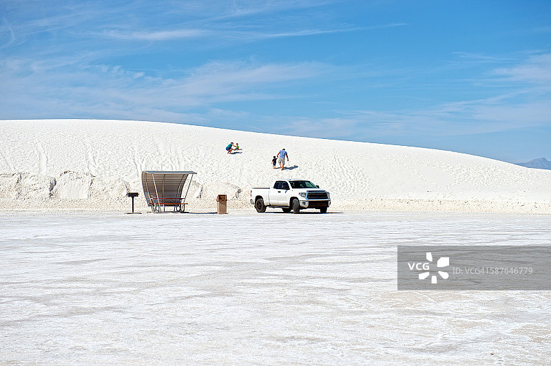 在新墨西哥州白沙国家纪念碑沙丘休息区的家庭，美国图片素材
