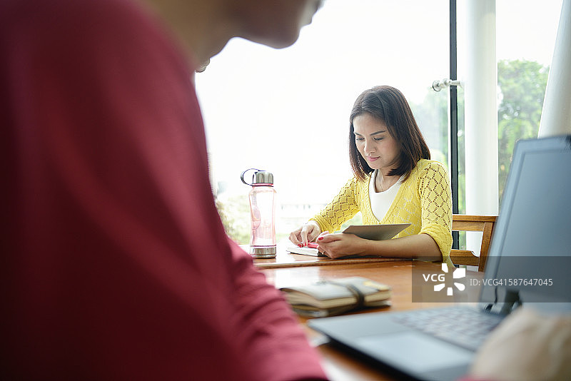 男女在联合办公空间工作图片素材