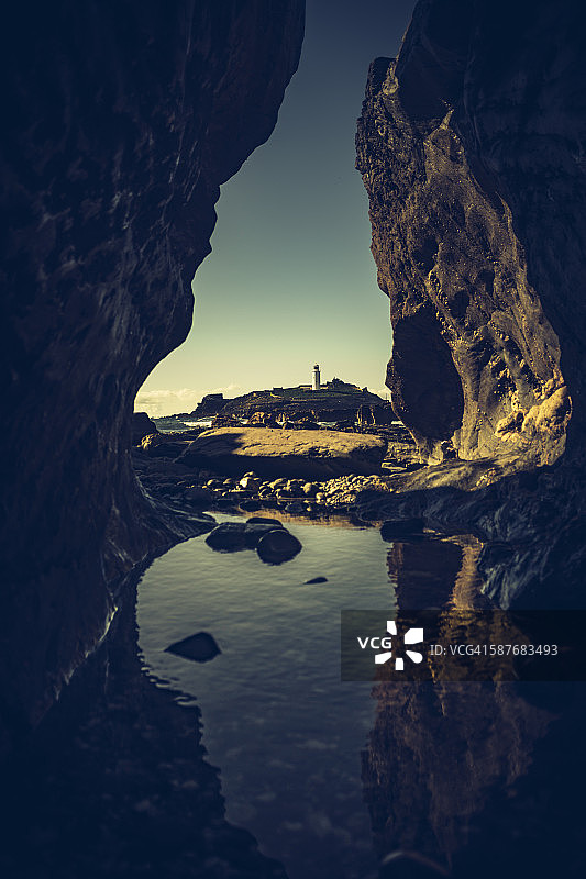 岩石缝隙中的戈德雷维灯塔图片素材
