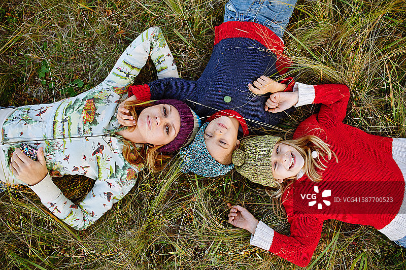 和孩子们在一起的母亲图片素材