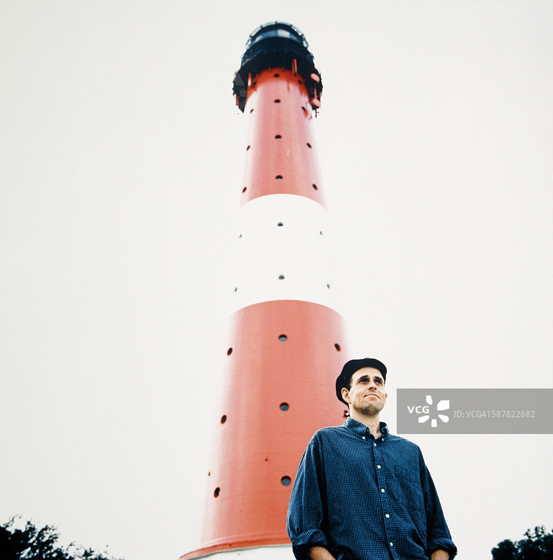 在灯塔前的男人图片素材