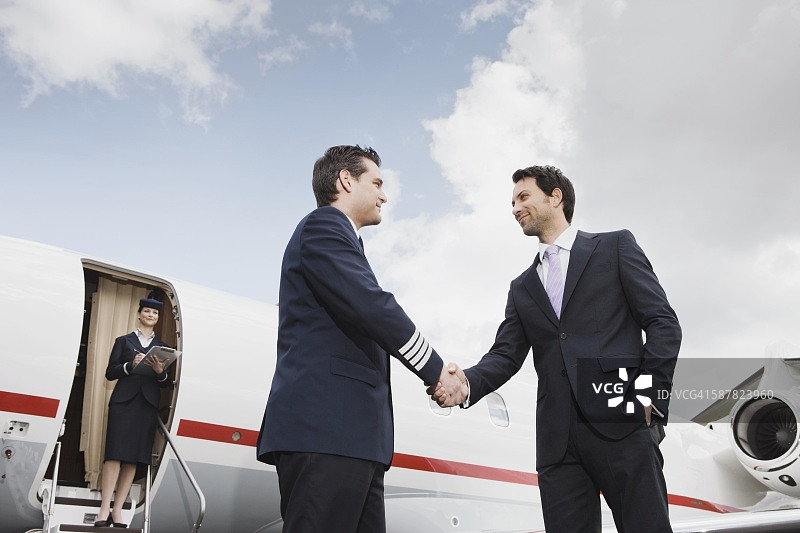 飞行员与商人握手图片素材