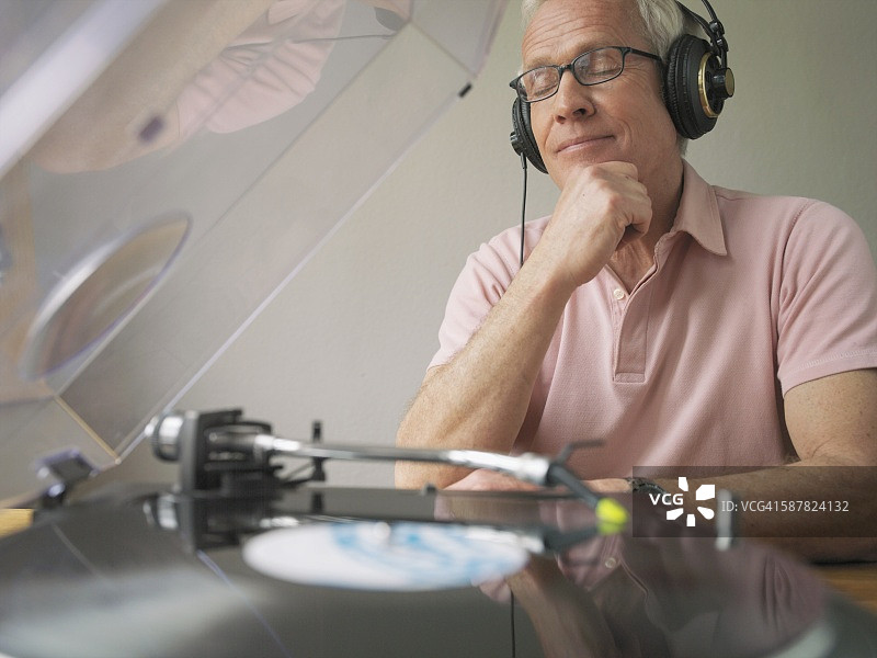 戴耳机男人听唱片图片素材