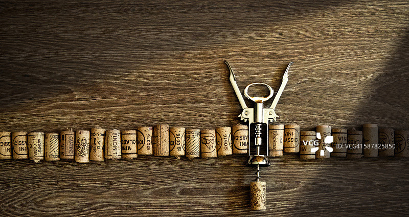 一排开瓶器和许多葡萄酒瓶塞图片素材