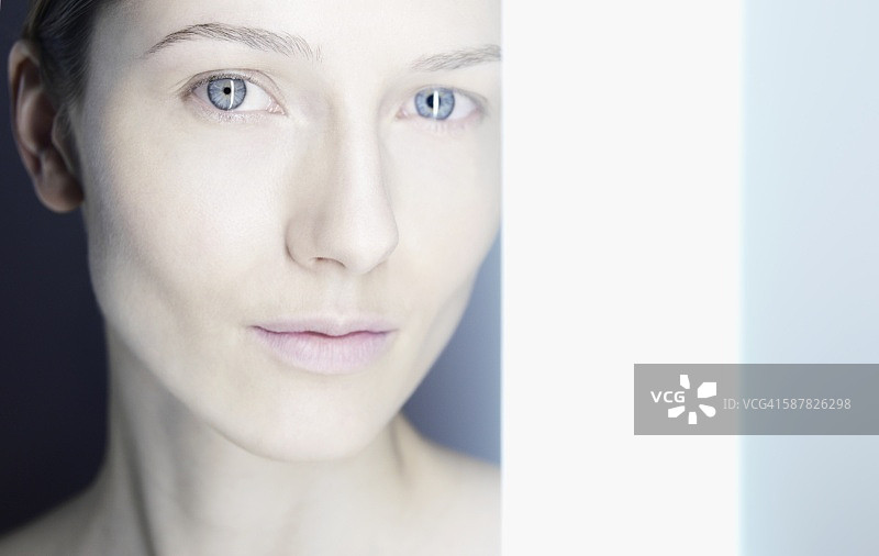 表情沉思的女人图片素材