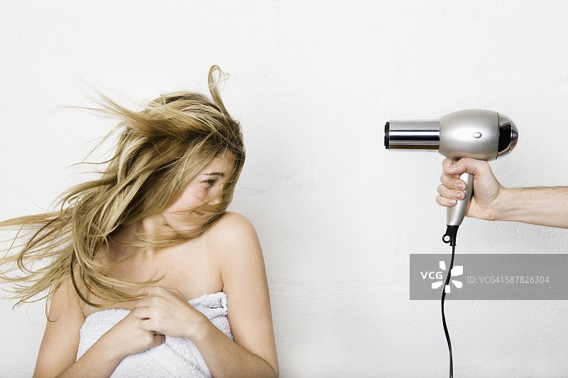 吹干头发的女人图片素材