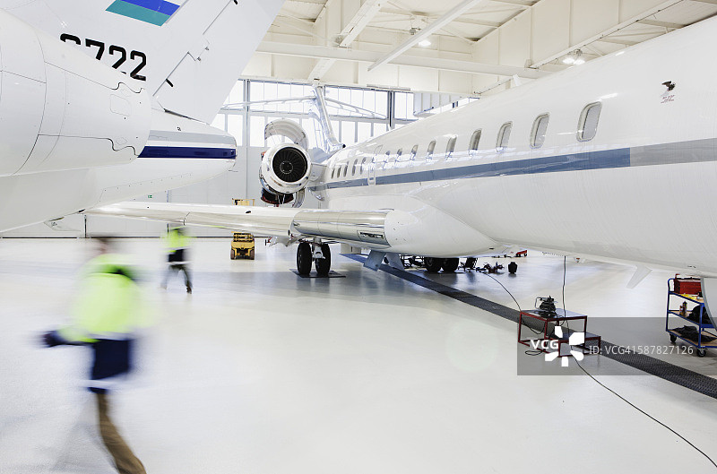 机库中的喷气式飞机图片素材