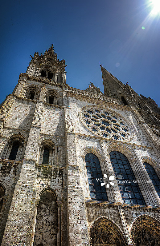 蓝天下沙特尔大教堂的正面图片素材