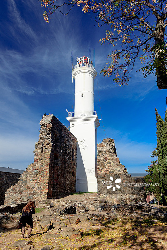 游客在萨克拉门托殖民地拍照图片素材