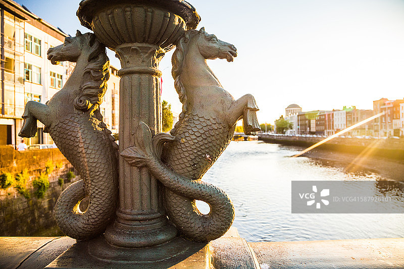 爱尔兰都柏林市格拉坦桥图片素材