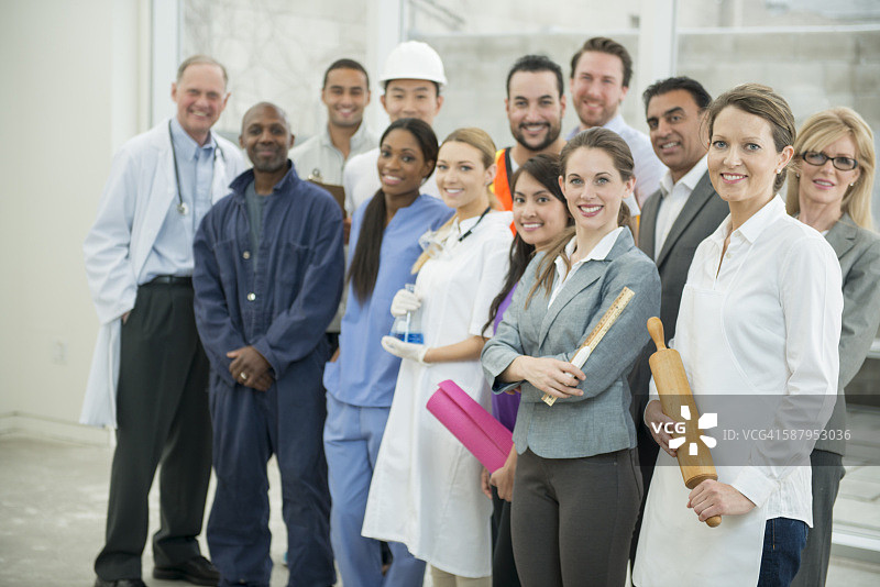 站在一起的专业工人图片素材