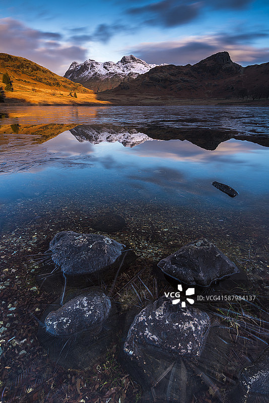 结冰的湖区布莱阿潭日出图片素材