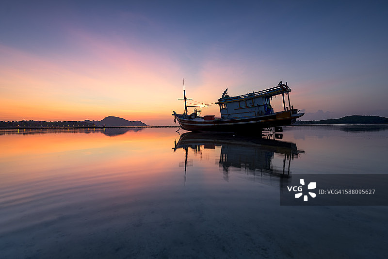 普吉岛拉崴海滩的渔船图片素材