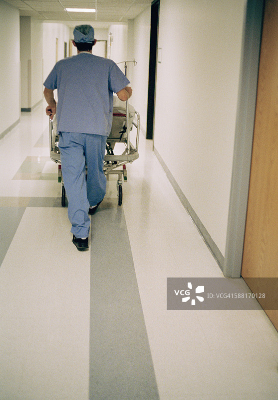 医院走廊上的有序轮式担架图片素材