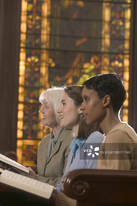 在教堂唱歌的女人图片素材