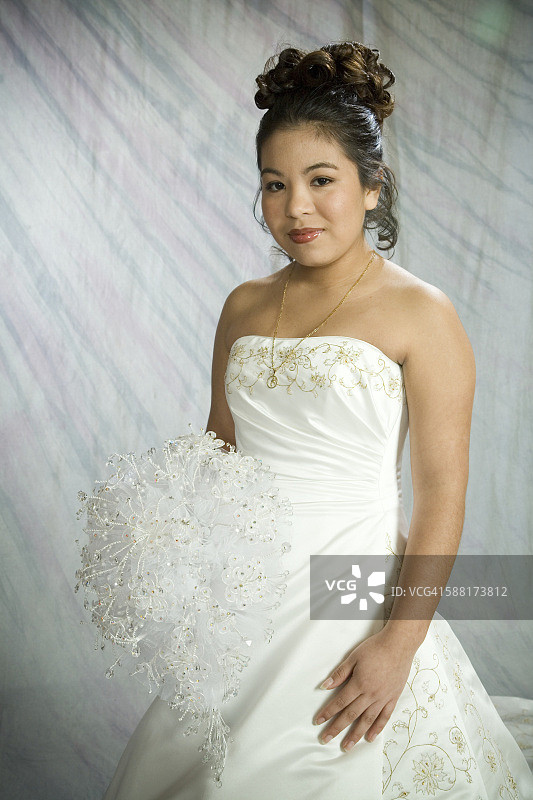 为 Quinceanera 庆祝活动盛装打扮的女孩图片素材